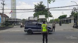 Petugas kepolisian Polsek Tikung mengatur arus lalu lintas di sekitar Masjid Namira, Jotosanur, saat pelaksanaan Sholat Jumat, Jumat (3/10/2025). (Foto Dok Ho/RadarBangsa.co.id) 