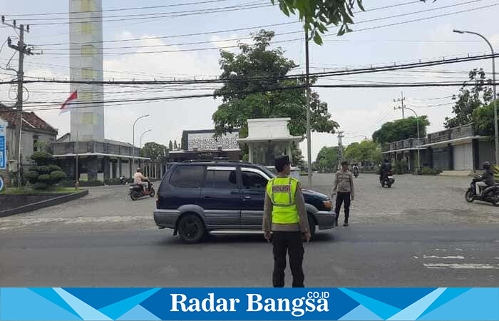 Petugas kepolisian Polsek Tikung mengatur arus lalu lintas di sekitar Masjid Namira, Jotosanur, saat pelaksanaan Sholat Jumat, Jumat (3/10/2025). (Foto Dok Ho/RadarBangsa.co.id) 