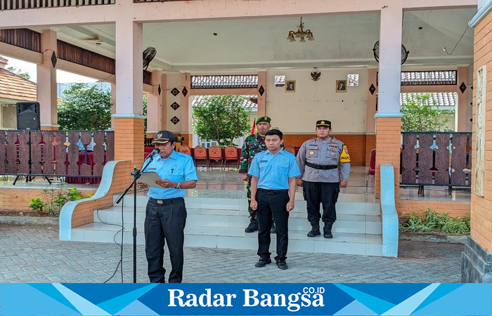 Kapolsek Tikung AKP Anang Purwo Widodo, S.H. bersama jajaran Forkopimcam mengikuti upacara peringatan Hari Kesaktian Pancasila di halaman Pendopo Kecamatan Tikung, Lamongan, Rabu (1/10/2025) (Foto Dok Ho/RadarBangsa.co.id)