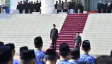 Sekda Kabupaten Pasuruan Yudha Triwidya Sasongko memimpin upacara peringatan Hari Jadi ke-80 Provinsi Jawa Timur di halaman Kantor Bupati Pasuruan, Senin (13/10/2025) pagi. (Foto Dok Ho/RadarBangsa.co.id)