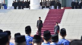 Sekda Kabupaten Pasuruan Yudha Triwidya Sasongko memimpin upacara peringatan Hari Jadi ke-80 Provinsi Jawa Timur di halaman Kantor Bupati Pasuruan, Senin (13/10/2025) pagi. (Foto Dok Ho/RadarBangsa.co.id)