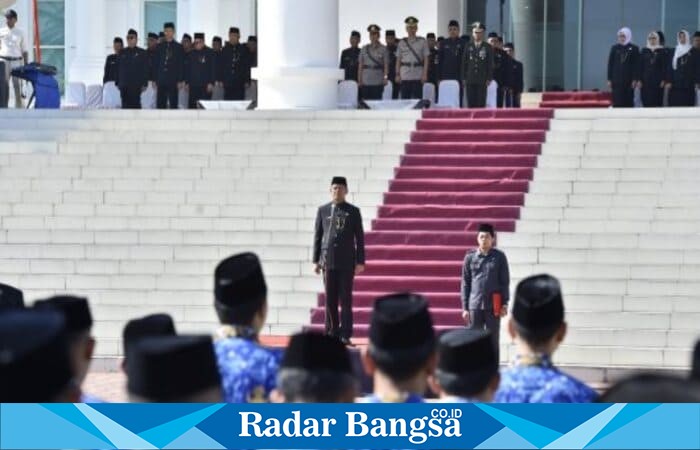 Sekda Kabupaten Pasuruan Yudha Triwidya Sasongko memimpin upacara peringatan Hari Jadi ke-80 Provinsi Jawa Timur di halaman Kantor Bupati Pasuruan, Senin (13/10/2025) pagi. (Foto Dok Ho/RadarBangsa.co.id)