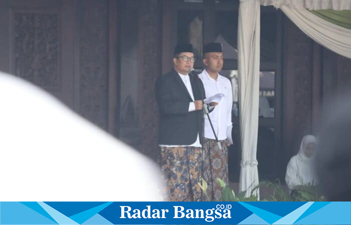 Sekretaris Daerah Kabupaten Malang, Dr. Ir. Budiar, memimpin Apel Peringatan Hari Santri 2025 di halaman Pendopo Panji, Kepanjen, Rabu (22/10/2025). (Foto Dok Ho/RadarBangsa.co.id)