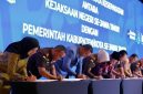 Bupati Banyuwangi Ipuk Fiestiandani menandatangani nota kesepakatan Restorative Justice bersama Kajati Jatim Kuntadi di Surabaya, Kamis (9/10/2025).  (Foto Dok Ho/RadarBangsa.co.id)