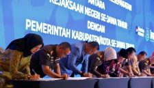 Bupati Banyuwangi Ipuk Fiestiandani menandatangani nota kesepakatan Restorative Justice bersama Kajati Jatim Kuntadi di Surabaya, Kamis (9/10/2025).  (Foto Dok Ho/RadarBangsa.co.id)