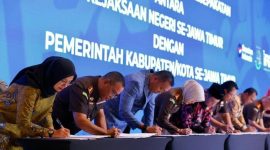 Bupati Banyuwangi Ipuk Fiestiandani menandatangani nota kesepakatan Restorative Justice bersama Kajati Jatim Kuntadi di Surabaya, Kamis (9/10/2025).  (Foto Dok Ho/RadarBangsa.co.id)