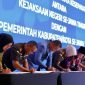 Bupati Banyuwangi Ipuk Fiestiandani menandatangani nota kesepakatan Restorative Justice bersama Kajati Jatim Kuntadi di Surabaya, Kamis (9/10/2025).  (Foto Dok Ho/RadarBangsa.co.id)