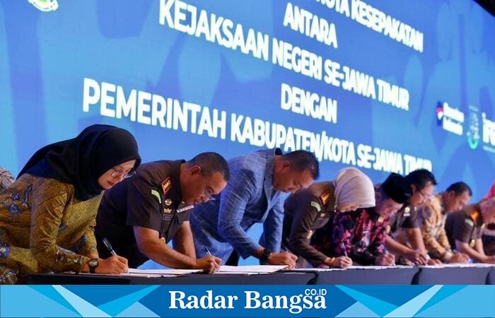 Bupati Banyuwangi Ipuk Fiestiandani menandatangani nota kesepakatan Restorative Justice bersama Kajati Jatim Kuntadi di Surabaya, Kamis (9/10/2025).  (Foto Dok Ho/RadarBangsa.co.id)