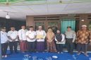 Bupati Bangkalan Lukman Hakim menyampaikan belasungkawa kepada keluarga santri korban runtuhnya bangunan pondok pesantren di Sidoarjo, Rabu (8/10/2025). (Foto Dok Ho/RadarBangsa.co.id)