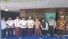Bupati Bangkalan Lukman Hakim menyampaikan belasungkawa kepada keluarga santri korban runtuhnya bangunan pondok pesantren di Sidoarjo, Rabu (8/10/2025). (Foto Dok Ho/RadarBangsa.co.id)