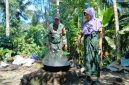 Petani gula aren Desa Giri Madia tersenyum lega usai jalan penghubung hasil program TMMD ke-126 Kodim 1606/Mataram rampung, mempermudah akses ke kebun dan pasar. (Foto Dok Ho/RadarBangsa.co.id)