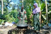 Petani gula aren Desa Giri Madia tersenyum lega usai jalan penghubung hasil program TMMD ke-126 Kodim 1606/Mataram rampung, mempermudah akses ke kebun dan pasar. (Foto Dok Ho/RadarBangsa.co.id)