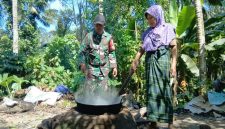 Petani gula aren Desa Giri Madia tersenyum lega usai jalan penghubung hasil program TMMD ke-126 Kodim 1606/Mataram rampung, mempermudah akses ke kebun dan pasar. (Foto Dok Ho/RadarBangsa.co.id)