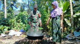 Petani gula aren Desa Giri Madia tersenyum lega usai jalan penghubung hasil program TMMD ke-126 Kodim 1606/Mataram rampung, mempermudah akses ke kebun dan pasar. (Foto Dok Ho/RadarBangsa.co.id)
