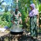 Petani gula aren Desa Giri Madia tersenyum lega usai jalan penghubung hasil program TMMD ke-126 Kodim 1606/Mataram rampung, mempermudah akses ke kebun dan pasar. (Foto Dok Ho/RadarBangsa.co.id)