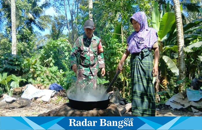 Petani gula aren Desa Giri Madia tersenyum lega usai jalan penghubung hasil program TMMD ke-126 Kodim 1606/Mataram rampung, mempermudah akses ke kebun dan pasar. (Foto Dok Ho/RadarBangsa.co.id)