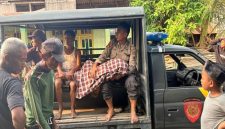 Petugas Polsek Maduran bersama tim medis mengevakuasi jasad petani yang tewas diduga tersengat listrik jebakan tikus di area persawahan Desa Blumbang, Kecamatan Maduran, Lamongan, Jumat (10/10/2025). (Dok. Humas Polres Lamongan) (Foto Dok Ho/RadarBangsa.co.id)