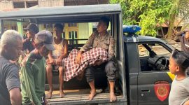 Petugas Polsek Maduran bersama tim medis mengevakuasi jasad petani yang tewas diduga tersengat listrik jebakan tikus di area persawahan Desa Blumbang, Kecamatan Maduran, Lamongan, Jumat (10/10/2025). (Dok. Humas Polres Lamongan) (Foto Dok Ho/RadarBangsa.co.id)