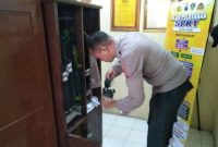 Petugas jaga Polsek Tikung melaksanakan pembersihan dan penyemprotan disinfektan di area mako serta kendaraan dinas, Minggu (12/10/2025) (Foto Dok Ho/RadarBangsa.co.id)