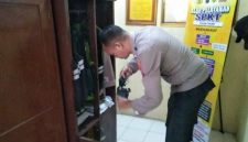 Petugas jaga Polsek Tikung melaksanakan pembersihan dan penyemprotan disinfektan di area mako serta kendaraan dinas, Minggu (12/10/2025) (Foto Dok Ho/RadarBangsa.co.id)