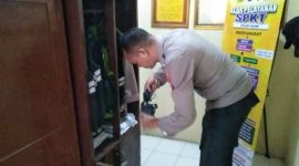 Petugas jaga Polsek Tikung melaksanakan pembersihan dan penyemprotan disinfektan di area mako serta kendaraan dinas, Minggu (12/10/2025) (Foto Dok Ho/RadarBangsa.co.id)