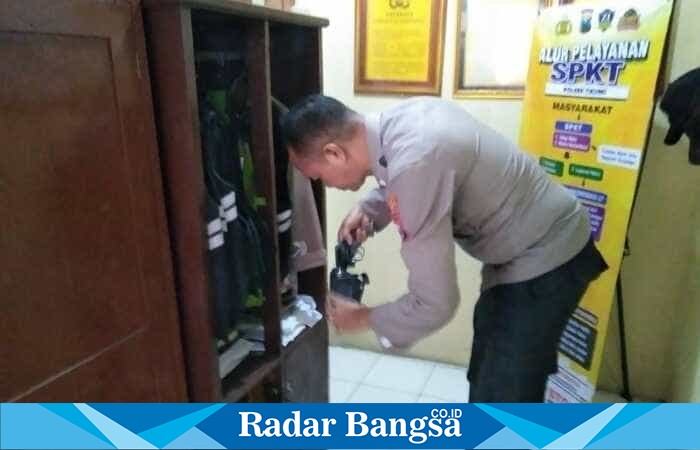 Petugas jaga Polsek Tikung melaksanakan pembersihan dan penyemprotan disinfektan di area mako serta kendaraan dinas, Minggu (12/10/2025) (Foto Dok Ho/RadarBangsa.co.id)