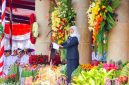 Gubernur Jawa Timur Khofifah Indar Parawansa memimpin upacara peringatan Hari Jadi ke-80 Provinsi Jawa Timur di Gedung Negara Grahadi, Surabaya, Minggu (12/10/2025). (Foto Dok Ho/RadarBangsa.co.id)