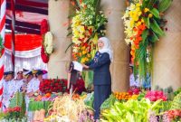 Gubernur Jawa Timur Khofifah Indar Parawansa memimpin upacara peringatan Hari Jadi ke-80 Provinsi Jawa Timur di Gedung Negara Grahadi, Surabaya, Minggu (12/10/2025). (Foto Dok Ho/RadarBangsa.co.id)