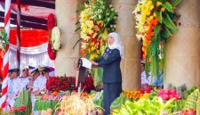 Gubernur Jawa Timur Khofifah Indar Parawansa memimpin upacara peringatan Hari Jadi ke-80 Provinsi Jawa Timur di Gedung Negara Grahadi, Surabaya, Minggu (12/10/2025). (Foto Dok Ho/RadarBangsa.co.id)