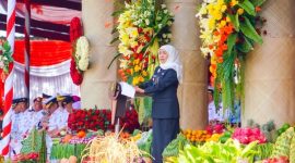 Gubernur Jawa Timur Khofifah Indar Parawansa memimpin upacara peringatan Hari Jadi ke-80 Provinsi Jawa Timur di Gedung Negara Grahadi, Surabaya, Minggu (12/10/2025). (Foto Dok Ho/RadarBangsa.co.id)