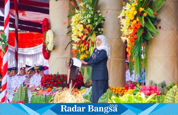 Gubernur Jawa Timur Khofifah Indar Parawansa memimpin upacara peringatan Hari Jadi ke-80 Provinsi Jawa Timur di Gedung Negara Grahadi, Surabaya, Minggu (12/10/2025). (Foto Dok Ho/RadarBangsa.co.id)