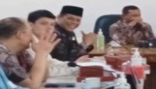 Foto : Tengah Kamim Tohari, S.Sos. Tokoh Masyarakat Desa Tulungrejo sekaligus anggota dewan Fraksi PDIP Kota Batu