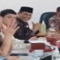 Foto : Tengah Kamim Tohari, S.Sos. Tokoh Masyarakat Desa Tulungrejo sekaligus anggota dewan Fraksi PDIP Kota Batu