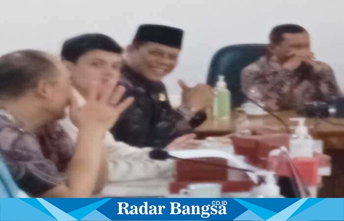 Foto : Tengah Kamim Tohari, S.Sos. Tokoh Masyarakat Desa Tulungrejo sekaligus anggota dewan Fraksi PDIP Kota Batu