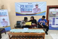 Petugas Satlantas Polres Lamongan melayani warga dalam program “Polantas Menyapa” di ruang Regident. (Foto Dok Ho/RadarBangsa.co.id)