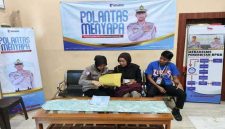 Petugas Satlantas Polres Lamongan melayani warga dalam program “Polantas Menyapa” di ruang Regident. (Foto Dok Ho/RadarBangsa.co.id)