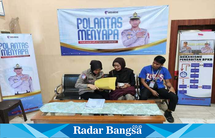 Petugas Satlantas Polres Lamongan melayani warga dalam program “Polantas Menyapa” di ruang Regident. (Foto Dok Ho/RadarBangsa.co.id)