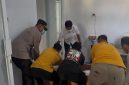 Polres Lamongan memfasilitasi pemulangan jenazah ARH, pria yang ditemukan dalam kondisi tangan dan kaki terikat, dari RSUD dr. Soegiri Lamongan menuju rumah duka di Pekalongan, Jawa Tengah, Rabu (22/10/2025). (Foto Dok Ho/RadarBangsa.co.id)