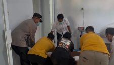 Polres Lamongan memfasilitasi pemulangan jenazah ARH, pria yang ditemukan dalam kondisi tangan dan kaki terikat, dari RSUD dr. Soegiri Lamongan menuju rumah duka di Pekalongan, Jawa Tengah, Rabu (22/10/2025). (Foto Dok Ho/RadarBangsa.co.id)