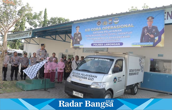 Kapolres Lamongan AKBP Agus Dwi Suryanto bersama jajaran saat uji coba operasional Sentra Pengolahan Pangan Gizi (SPPG) Yayasan Kemala Bhayangkari di Desa Mantup, Jumat (10/10). (Foto Dok Ho/RadarBangsa.co.id)