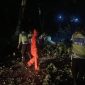 Sat Samapta Polres Lamongan evakuasi pohon tumbang akibat hujan angin di jalur Sukodadi–Pucuk. (Foto Dok Ho/RadarBangsa.co.id)