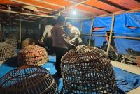 Petugas Polres Lamongan mengamankan barang bukti hasil penggerebekan arena judi sabung ayam di dua lokasi berbeda, Kecamatan Brondong dan Karanggeneng, Jumat (10/10/2025). (Dok. Humas Polres Lamongan)