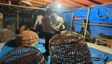 Petugas Polres Lamongan mengamankan barang bukti hasil penggerebekan arena judi sabung ayam di dua lokasi berbeda, Kecamatan Brondong dan Karanggeneng, Jumat (10/10/2025). (Dok. Humas Polres Lamongan)