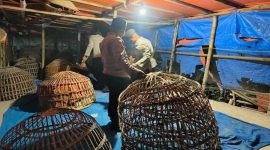 Petugas Polres Lamongan mengamankan barang bukti hasil penggerebekan arena judi sabung ayam di dua lokasi berbeda, Kecamatan Brondong dan Karanggeneng, Jumat (10/10/2025). (Dok. Humas Polres Lamongan)