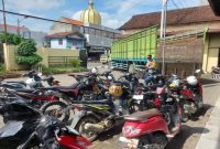 Polsek Babat mengamankan 13 pemuda beserta 17 sepeda motor akibat konvoi liar yang mengganggu ketertiban di Lamongan, Kamis malam (30/10/2025). (Foto Dok Ho/RadarBangsa.co.id)