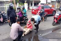 Polisi Polsek Semarang Tengah memberikan pertolongan pertama kepada korban kecelakaan di Jalan Brumbungan, Selasa pagi (21/10). (Foto Dok Ho/RadarBangsa.co.id)
