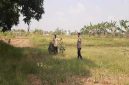 Anggota Polsek Tikung saat melaksanakan patroli ke area persawahan warga di Dusun Bakalan, Desa Bakalanpule, Kecamatan Tikung, Lamongan, dalam rangka mendukung program Pekarangan Pangan Bergizi (P2B). ( Foto Dok Ho/RadarBangsa.co.id)