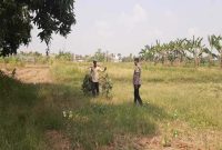 Anggota Polsek Tikung saat melaksanakan patroli ke area persawahan warga di Dusun Bakalan, Desa Bakalanpule, Kecamatan Tikung, Lamongan, dalam rangka mendukung program Pekarangan Pangan Bergizi (P2B). ( Foto Dok Ho/RadarBangsa.co.id)