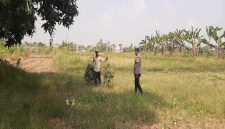 Anggota Polsek Tikung saat melaksanakan patroli ke area persawahan warga di Dusun Bakalan, Desa Bakalanpule, Kecamatan Tikung, Lamongan, dalam rangka mendukung program Pekarangan Pangan Bergizi (P2B). ( Foto Dok Ho/RadarBangsa.co.id)