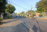 Petugas Polsek Tikung tengah mengatur lalu lintas dan membantu warga menyeberang di Simpang Tiga depan Polsek, Senin pagi (6/10/2025) (Foto Dok Ho/RadarBangsa.co.id)